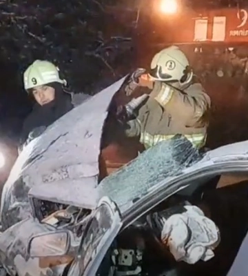 На Сумщині легковик врізався в дерево: рятувальники вивільнили двох людей з понівеченого авто (відео)