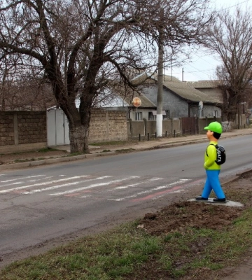 В Одеській області на пішохідних переходах встановлюють попереджувальні манекени