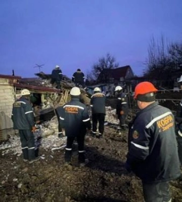 Зруйнована кухня і побиті домівки: як виглядає місце нічного удару окупантів по Запоріжжю - відео