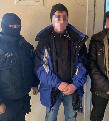 Вдерлися до чужого будинку: поліція охорони Закарпаття затримала групу осіб