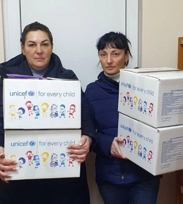 В Ужгороді видають комплекти зимового одягу для дітей ВПО від Мінреінтеграції та ЮНІСЕФ