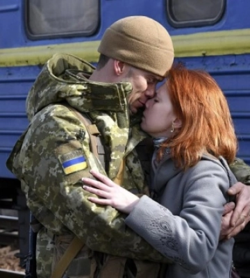 Художник із Франції створив у Львові мурал з прикордонником, який прощається з коханою