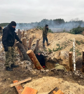 Понад 150 добровольців прийшли рити окопи на півночі Рівненщини