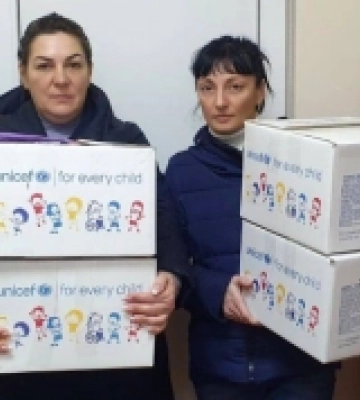 В Ужгороді видають комплекти зимового одягу для дітей ВПО від Мінреінтеграції та ЮНІСЕФ