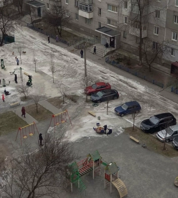 Автівки колесами примерзли до асфальту: чи усунули проблему під Дніпром