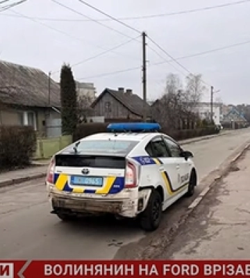У Володимирі водій на «форді» врізався в авто поліції (відео)