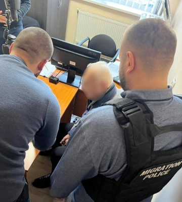 Закарпатські поліцейські спільно з міграційною службою притягнули до відповідальності росіянина, який незаконно проживав в Україн