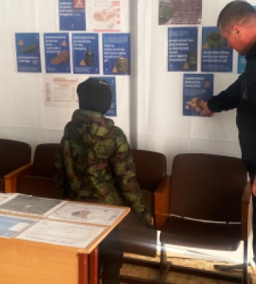 На Львівщині рятувальники в Пунктах незламності навчають громадян мінній та пожежній безпеці