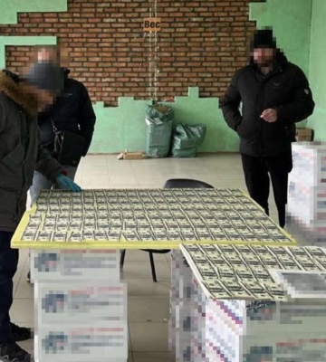 На Дніпропетровщині керівник благодійного фонду за 15 000 доларів організовував виїзд ухилянтів за кордон