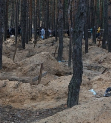 Із масового поховання під Ізюмом залишаються не впізнаними ще 145 тіл