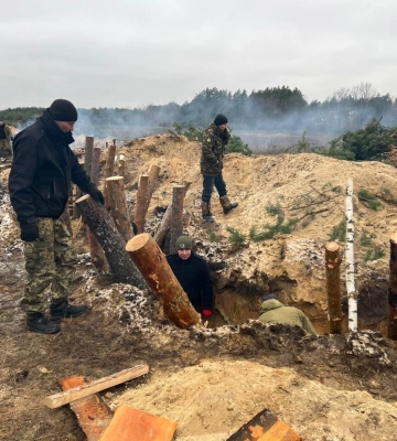 На півночі Рівненської області мешканці копають окопи
