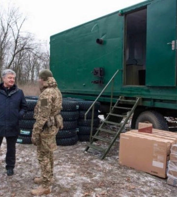 Стоять стіною в Мар’їнці: Порошенко привіз 79-й бригаді мобільний банно-побутовий комплекс і... шоколадки