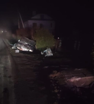 На Львівщині водій “Фольксваґена” в’їхав у бетонний міст, травмована пасажирка (ФОТО)