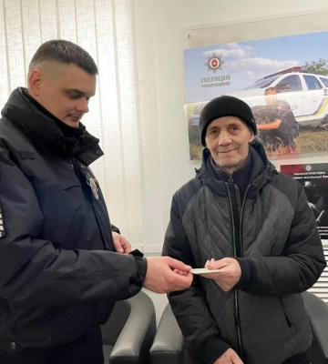Жительці Березнівщини повернули втрачені документи на авто на День народження