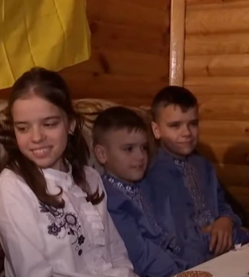 Подорослішали, коли тата забрали на війну: шестеро дітей загиблого волинянина передали наколядовані гроші для ЗСУ