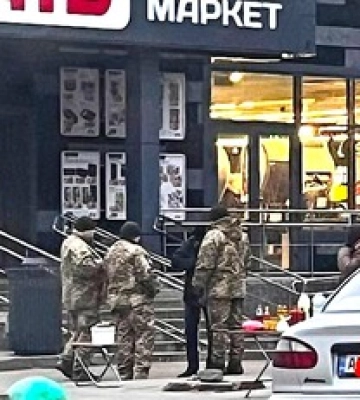 Зупиняють людей у популярних місцях: у Дніпрі продовжуються рейди з роздачі повісток, фото