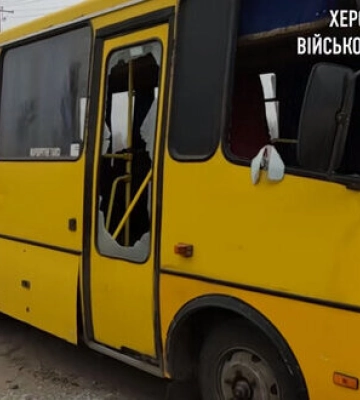 Россияне ночью обстреляли базу с коммунальными автобусами на Херсонщине, ранен охранник - ОВА. ВИДЕО