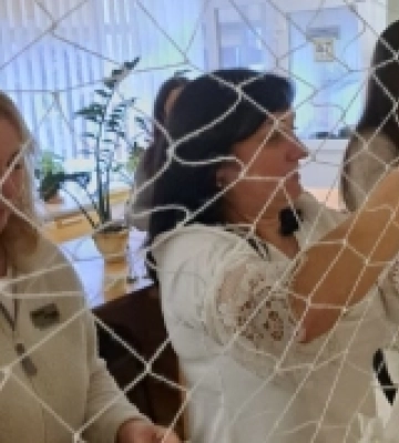 Під час вимкнення світла у Луцькому ЦНАПі плетуть маскувальні сітки