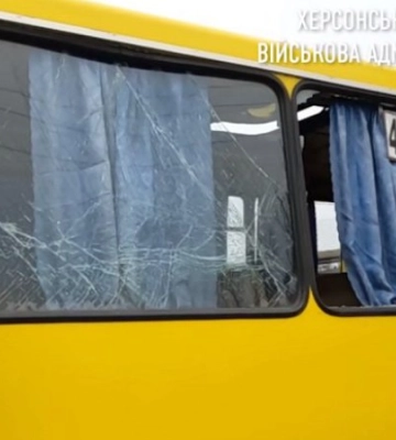 У Херсоні росіяни обстріляли базу припаркованих комунальних автобусів: поранено чоловіка