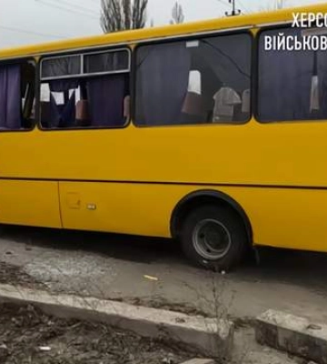 В Херсоні росіяни обстріляли автобусний парк: є постраждалий