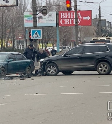 В Кривом Роге столкнулись два автомобиля