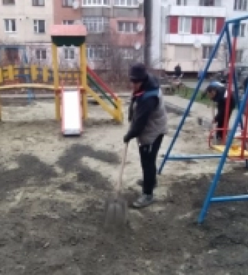 Комунальники Мукачева ремонтують ігровий майданчик на вулиці Данила Галицького