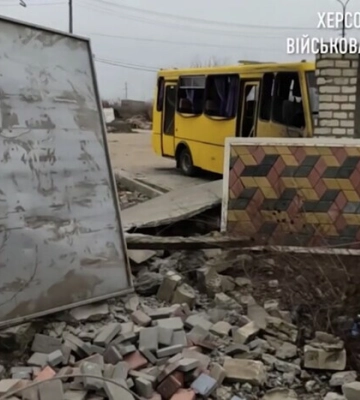 У Херсоні росіяни обстріляли базу припаркованих комунальних автобусів: поранено чоловіка