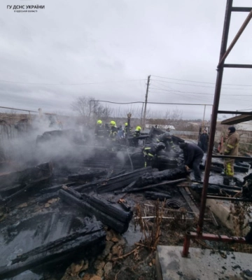 На Одещині горів гараж з легковим автомобілем