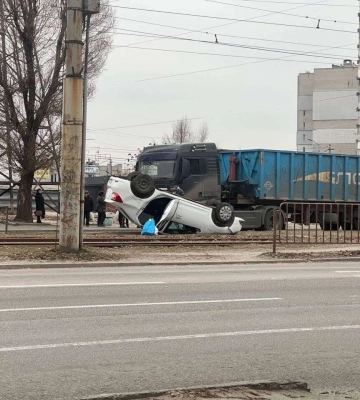 На Донецькому шосе у Дніпрі перевернулася машина