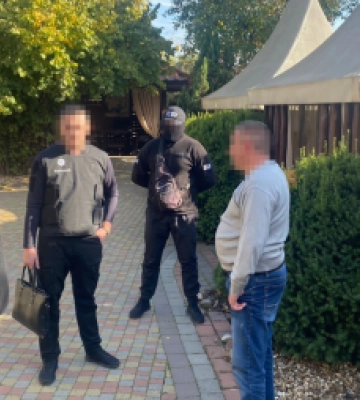 На Закарпатті перед судом постане колишній очільник підприємства, якого викрили на вимаганні та одержанні $20 000 хабаря