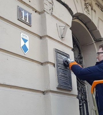У Львові з охоронних дошок пам’яток культурної спадщини усувають радянський напис