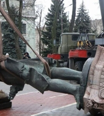 У Дніпрі мешканці зможуть вирішити подальшу долю знесених пам&#039;ятників
