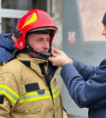 Волинські рятувальники навчали волонтерів бути вогнеборцями 