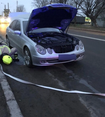 У Рівному біля Луцького кільця під час руху загорілось авто