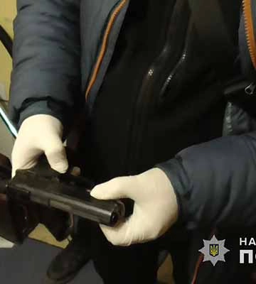 На Полтавщині злочинна група займалася наркоторгівлею та збутом переробленої зброї