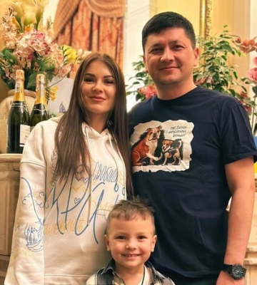Віталій Кім поділився новорічною світлиною з дружиною та сином