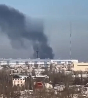 В окупованому Донецьку горить металопрокатний завод. Там росіяни лагодять пошкоджену техніку, - СтратКом ЗСУ. ВIДЕО