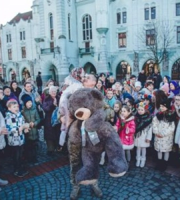 Військовий повернувся з війни та зробив сюрприз своїй донечці, яка на центральній площі міста Мукачева в той час щедрувала