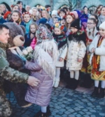 Тато, який приїхав з передової, зустрівся з донечкою на центральній площі Мукачева
