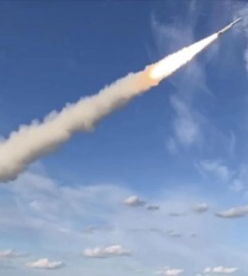 Під час ранкової атаки одна з ракет впала на село на Київщині: карта