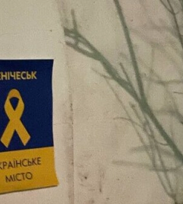 Активісти руху &quot;Жовта Стрічка&quot; розклеїли  проукраїнські листівки в окупованому Генічеську. ФОТОрепортаж