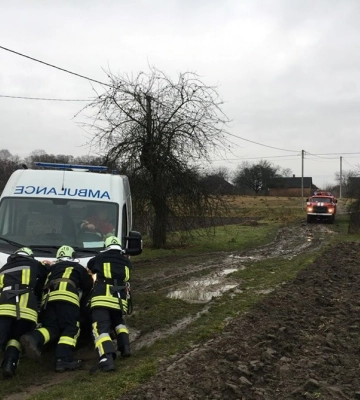 На Волині застрягла «швидка» з вагітною жінкою