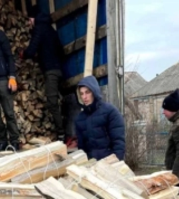 Громада з Рівненщини відправила на Херсонщину вантажівку дров і солодощі. ФОТО