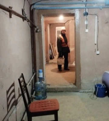 У запорізьких багатоповерхівках прибирають підвали