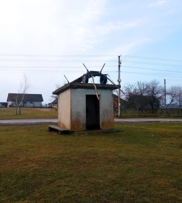 У селі на Волині щедрувальники випхали туалет на дорогу