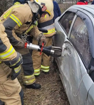 Під Кривим Рогом жінку затиснуло в розбитому автомобілі