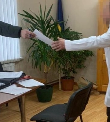 На Івано-Франківщині викрили лікаря та чиновницю, бо оформлювали &quot;липову&quot; інвалідність