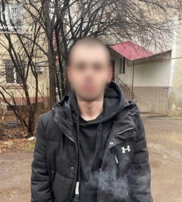 Патрульні Ужгорода затримали чоловіка, який перебував у розшуку