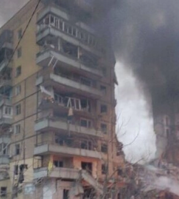 российская ракета попала в многоэтажку в Днепре