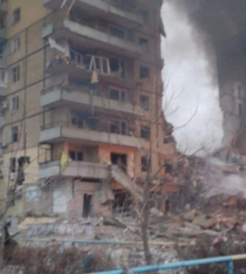 У Дніпрі ворог влучив у багатоквартирний будинок - під завалами люди